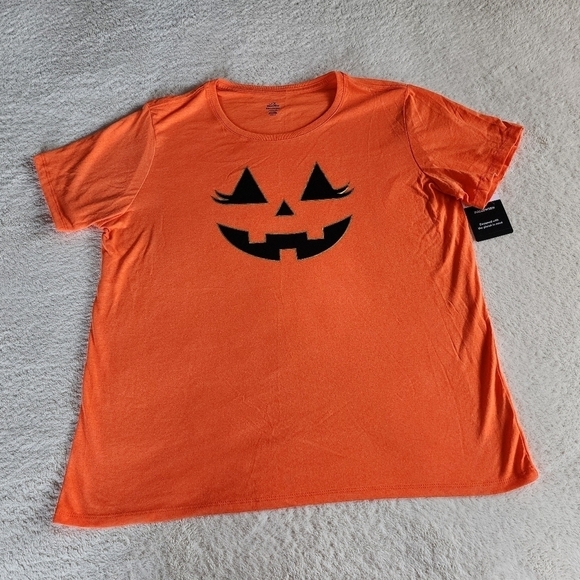 Tops - NWT women's Halloween classic jack o lantern orange t-shirt, size XL, XXL, XXXL